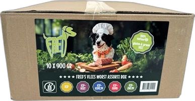 Kartonnen doos met hondenvoerlabel waarop een hond in een koksmuts en groene achtergrond zichtbaar is