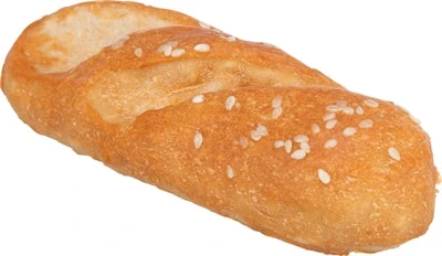 Kleine krokante mini-baguette met sesamzaadjes op witte achtergrond