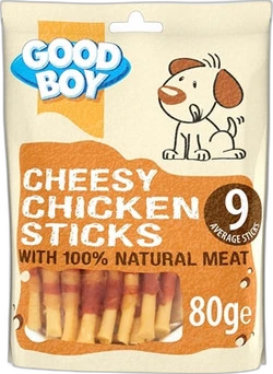 Verpakking van Good Boy Cheesy Chicken Sticks hondensnacks met zichtbare sticks achter een venster