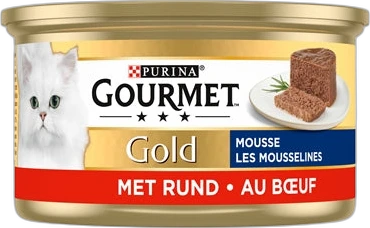 Purina Gourmet Gold mousse met rundvlees – blikje kattenvoer Blikje Purina Gourmet Gold mousse met rundvlees naast een witte kat afgebeeld op het etiket