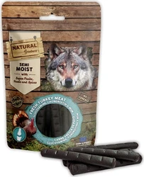 Verpakt zakje Natural Greatness Semi-Moist hondensticks met afbeelding van een wolf en vier losse donkere sticks op witte ondergrond.