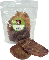 Verpakking buffel steak hondensnacks met losse snacks op voorgrond Doorzichtige zak met buffel steak hondensnacks, twee snacks voor de zak geplaatst