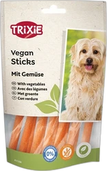 Trixie Vegan Sticks Groente — verpakking met hond en groentesticks Verpakkingsfoto van Trixie Vegan Sticks Groente met foto van een kleine hond en zichtbare oranje sticks