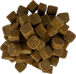 Close-up van kleine bruine vierkante hondensnacks in dobbelsteenvorm op zwarte achtergrond