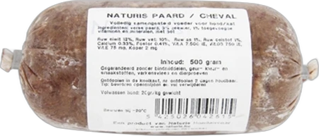 Verpakt bruine diepvriesworstje voor hond met witte productlabel en barcode