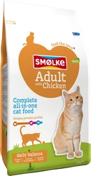 Witte zak kattenvoer Smølke Adult met kip en foto van een oranje-witte kat