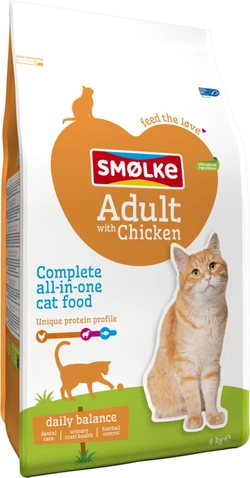 Witte zak kattenvoer Smølke Adult met kip en foto van een oranje-witte kat